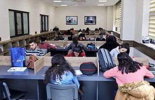 Yarıyıl tatilini, gençlik kütüphanelerinde değerlendiriyorlar