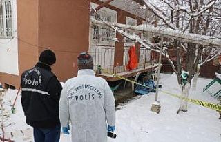 Yaşlı adam evinin bahçesinde ölü bulundu