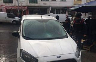 Yaşlı adam ve kadına arkadan çarptı, ambulans...