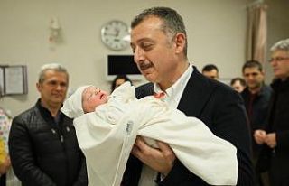 Yeni yılın ilk bebeğinin kulağına belediye başkanı...