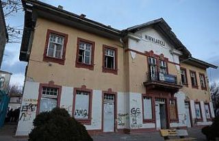 Yıkılmaya yüz tutmuş Tarihi Gar Binası restore...