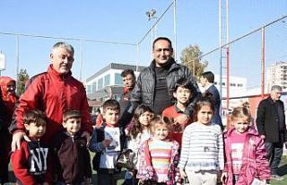 Yılmaz, minik sporcuları antrenmanlarında ziyaret...