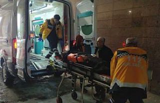 Yoldan çıkan araç su kanalına uçtu: 3 yaralı