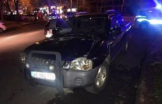 Yolun karşısına geçmek isteyen yaşlı kadın...