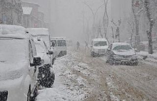 Yüksekova’da cadde ve kaldırımlara kar atanlara...