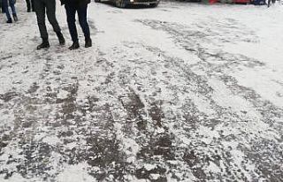 Yüksekova’da yollar buz pistine döndü