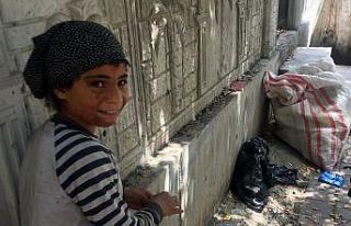 Yüzünde savaşın iziyle ekmek peşinde