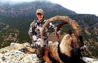 ABD’li avcı uzun boynuzlu dağ keçisi avladı