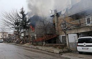 Ailesi hastanedeyken çıkan yangında kendini dışarı...