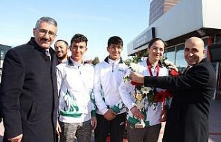 Alp’in şampiyonu çiçeklerle karşılandı