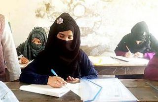 Annesinin cansız bedenini komşulara bırakarak sınava...