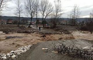 Aşırı yağışlar köprüleri yıktı, köye ulaşım...