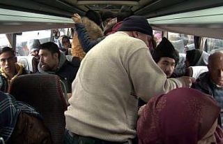 Avrupa’ya gitmek isteyen mültecilerin otogarda...
