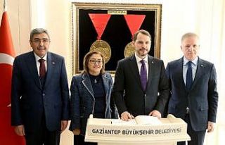 Bakan Albayrak Fatma Şahin’i ziyaret etti