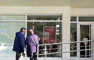 Bankanın camına kurşun isabet etti