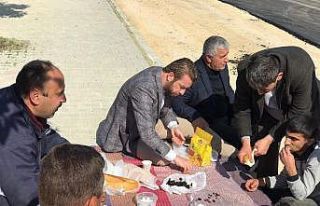 Başkan Aydar kaldırımda işçilerle kahvaltı yaptı