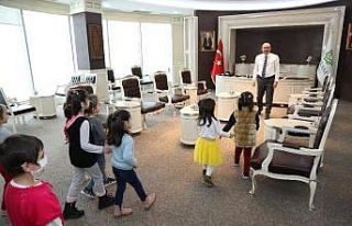 Başkan Kavuş, çocuklara şivlilik dağıttı