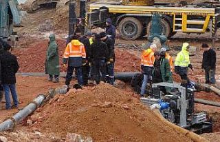 Çatlak oluşan barajda su tahliye çalışmaları...