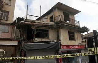 Çökmek üzere olan iki katlı ev boşaltıldı