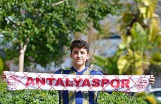 Depremde inanılmaz kurtuluşun kahramanı Emirhan...