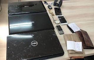 Enkaz altından çıkartılan eşyalar depremzedelere...