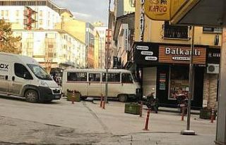 Freni boşalan minibüs, bir dükkanın duvarına...