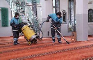 Gaziosmanpaşa Belediyesi camileri gül suyuyla temizliyor