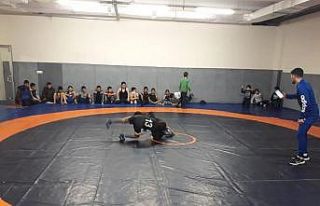 Gençler güreş kursuna ilgi gösteriyor