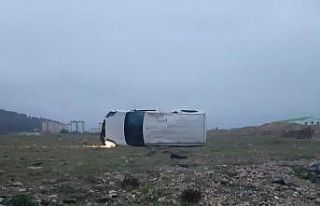 Hafif ticari araç tarlaya yuvarlandı: 1 yaralı