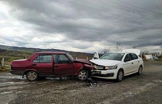 İki araç kavşakta çarpıştı: 5 yaralı