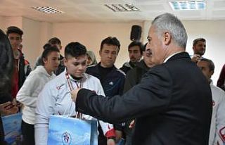Isparta Valisi, milli sporcularla buluştu