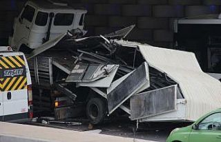 İzmir’de kamyon alt geçide sıkıştı; trafik...