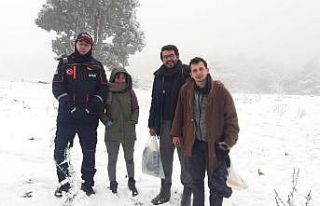 Kardan dolayı mahsur kalan kampçıları AFAD ekipleri...