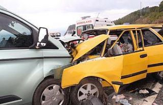 Kaygan yolda kafa kafaya çarpıştılar: 5 yaralı