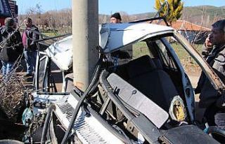 Kontrolden çıkan otomobil elektrik direğine çarptı:...