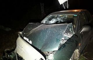 Kontrolüden çıkan otomobil bariyerlere çarptı:...