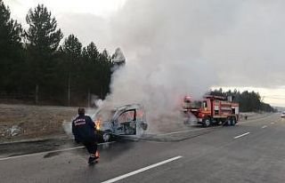 Konya’da hafif ticari araç alev alev yandı