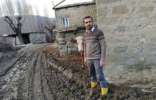 Köy halkı çamurlu ve bozuk yoldan kurtulmak istiyor