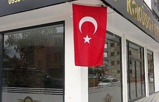 Kozan’da bayraklar şehitler için dalgalanıyor