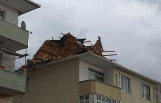 Kuvvetli lodos apartmanın çatısını uçurdu