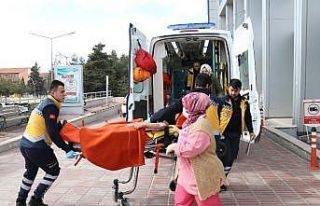 Liseli genç karnına bıçak sapladı