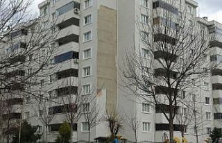 Lodos apartmanın dış cephesini söktü