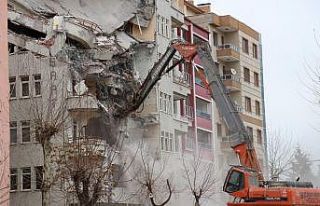 Malatya’da riskli binalar yıkılmaya devam ediyor