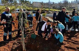 Minik öğrencilerin fidan dikim heyecanı