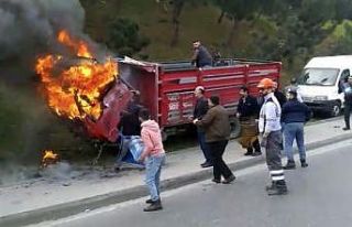 (Özel) Pazarcılar, yanan kamyonetlerini damacanayla...