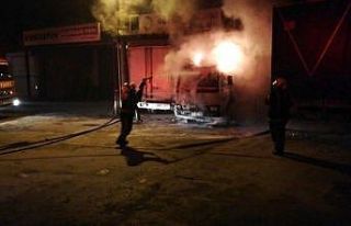 Park halindeki kamyonet alev alev yandı