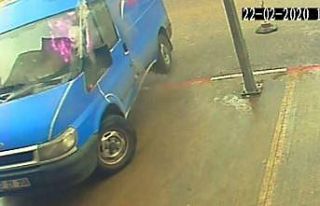 Park halindeki kargo aracı alevlere teslim oldu