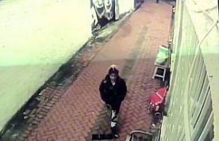 Pazarda hırsızlık güvenlik kamerasına yansıdı