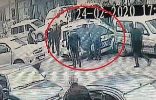 Polis aracı ile otomobil kafa kafaya çarpıştı:...