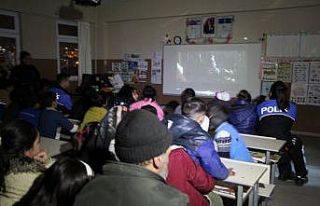 Polislerden depremzede çocuklara özel sinema etkinliği